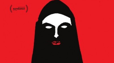 Una Chica Regresa Sola a Casa de Noche